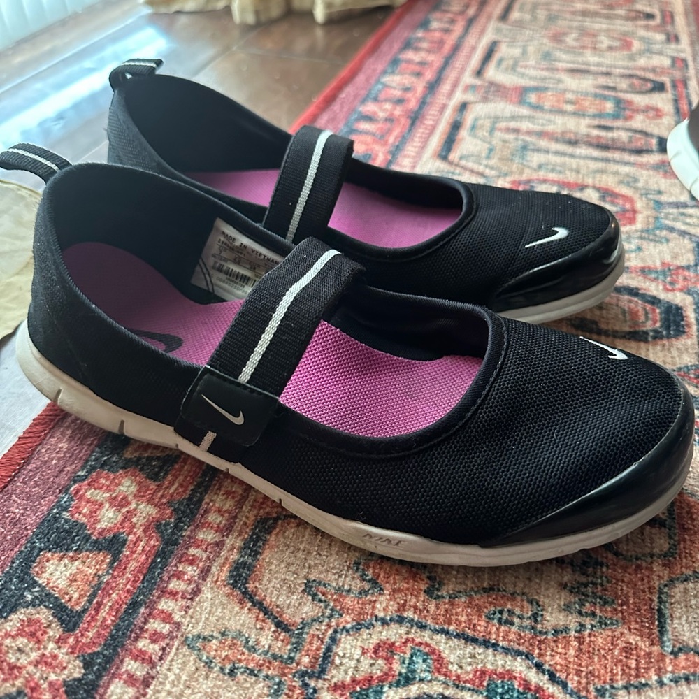 Nike Women’s Size 7 Velcro Slip Ons
